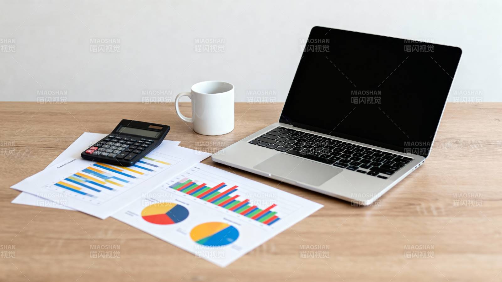 办公桌上的工作场景图片