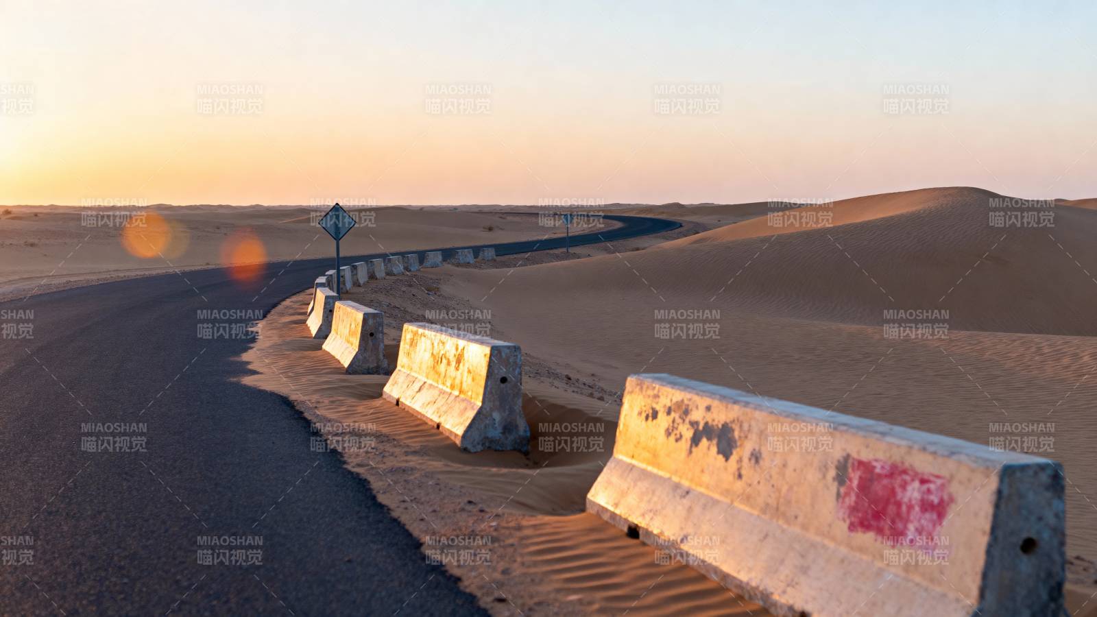 沙漠公路日落图片