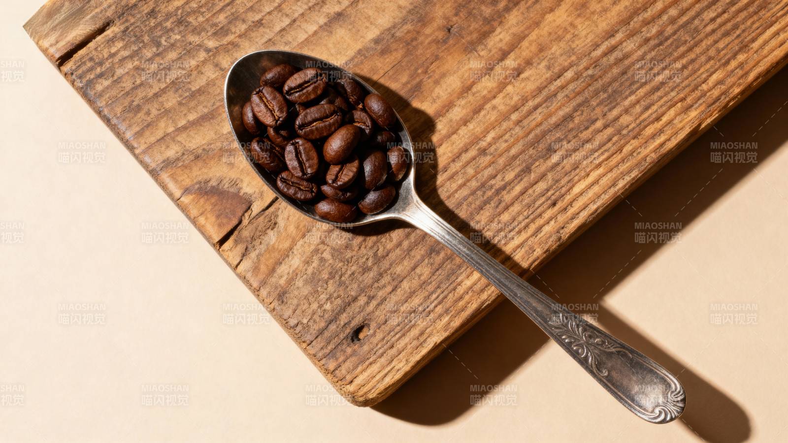 咖啡豆与银勺静物图片