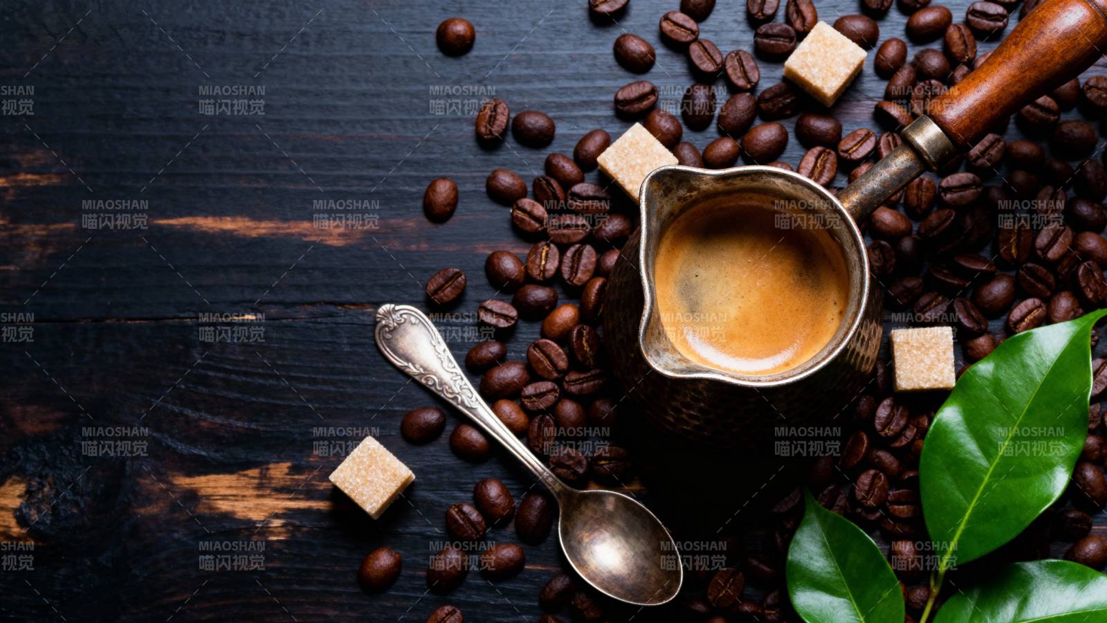 咖啡豆与铜壶静物图片
