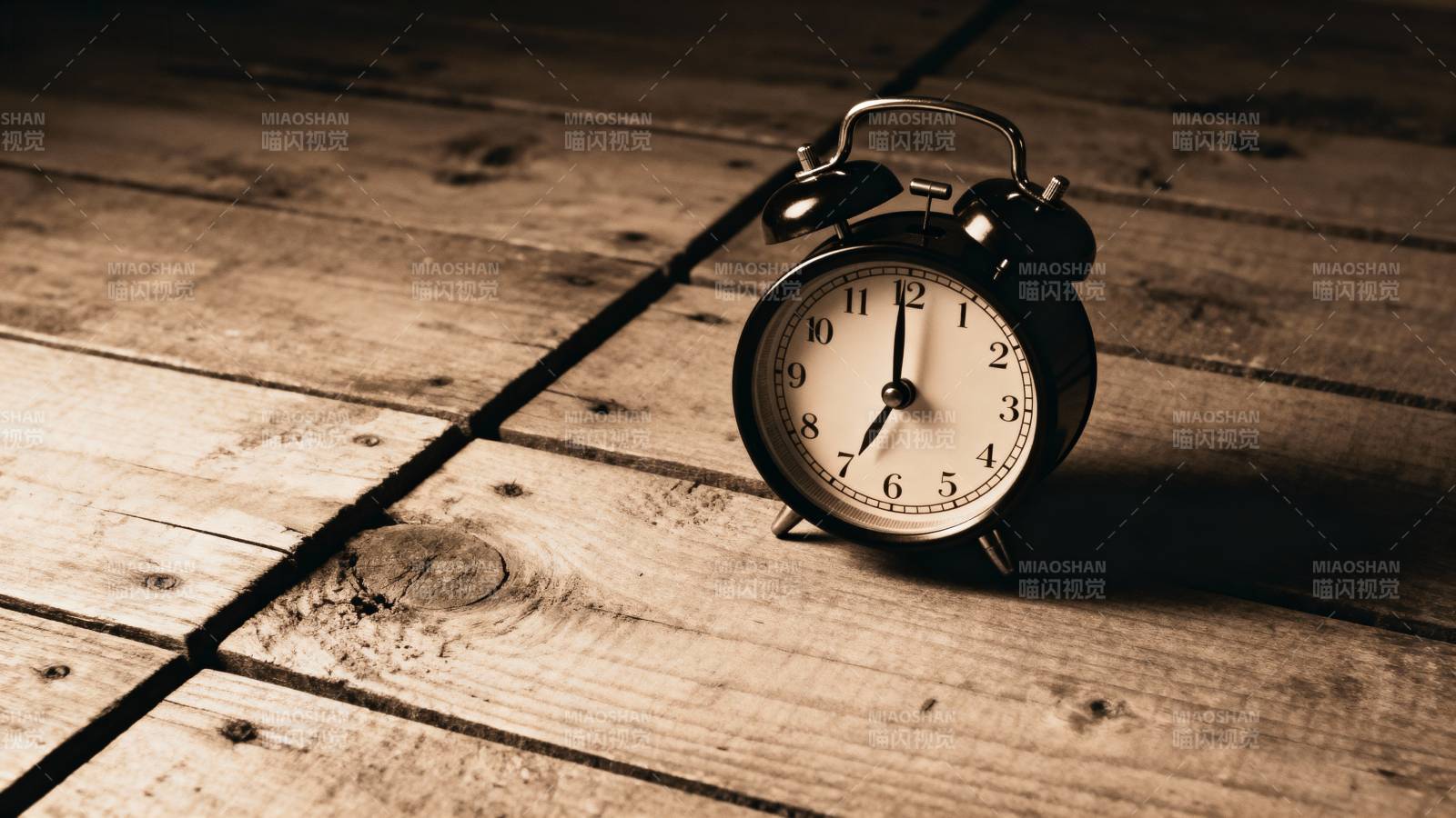 复古闹钟静置木桌图片