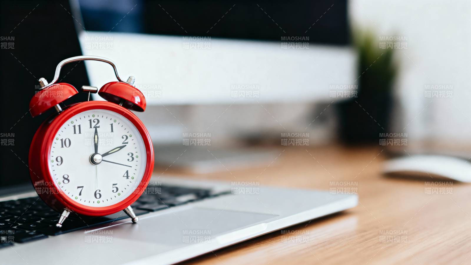 红色闹钟在笔记本上图片