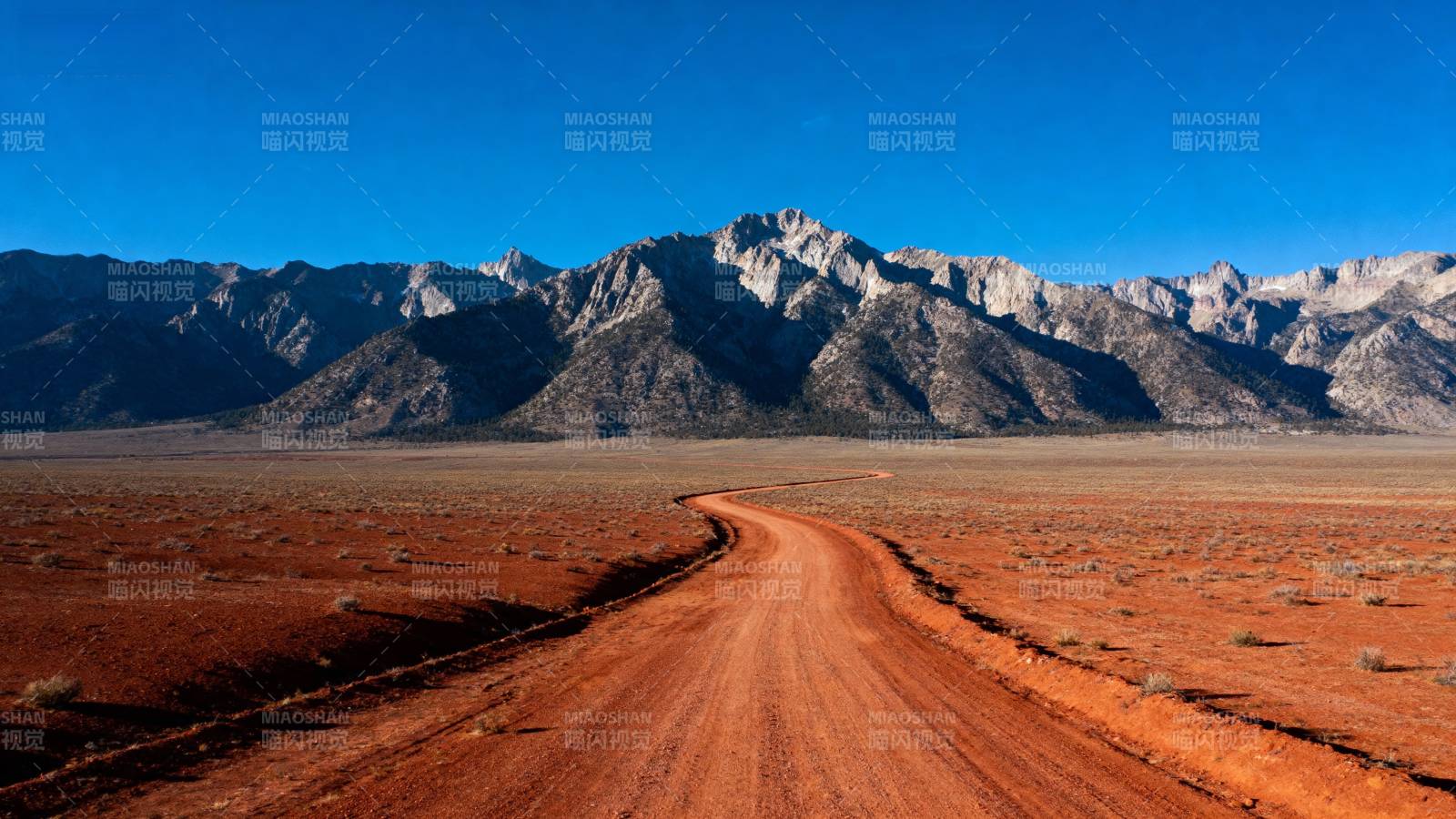 荒漠长路通远山图片