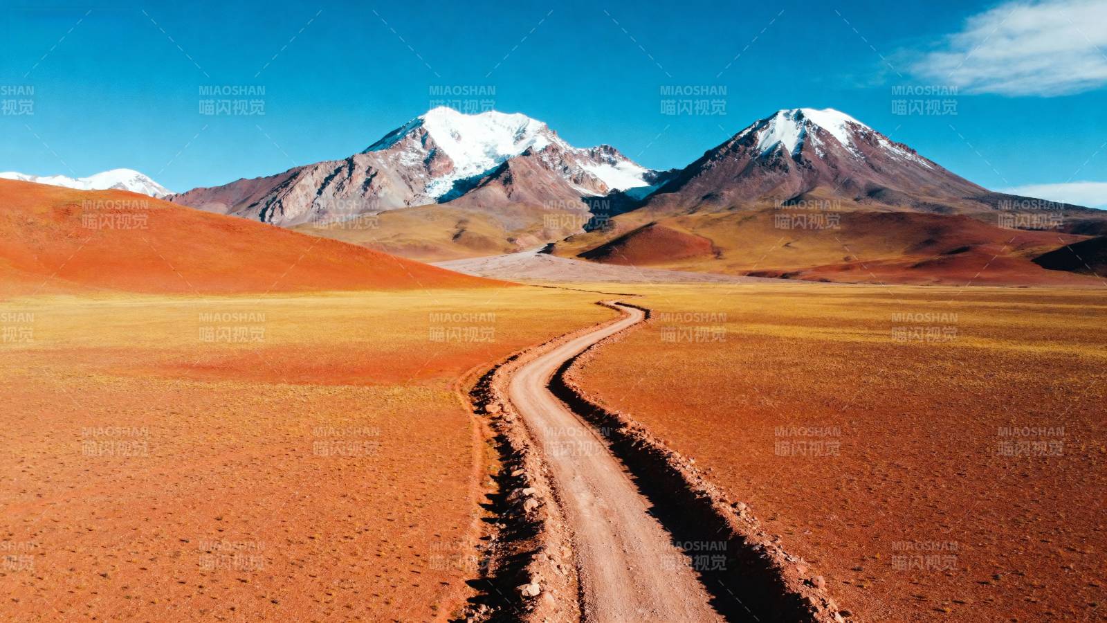 雪山下的红土路图片