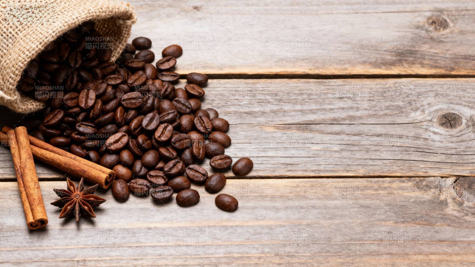 咖啡豆与香料静物图片