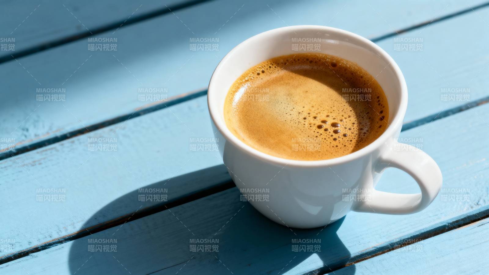 咖啡杯中的晨光图片