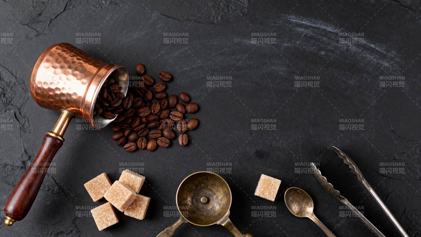 咖啡豆与铜壶静物图片