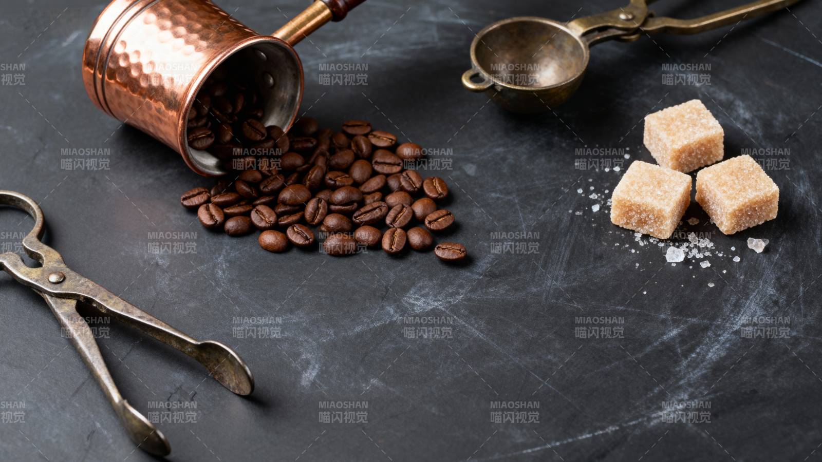咖啡豆与糖块静物图片