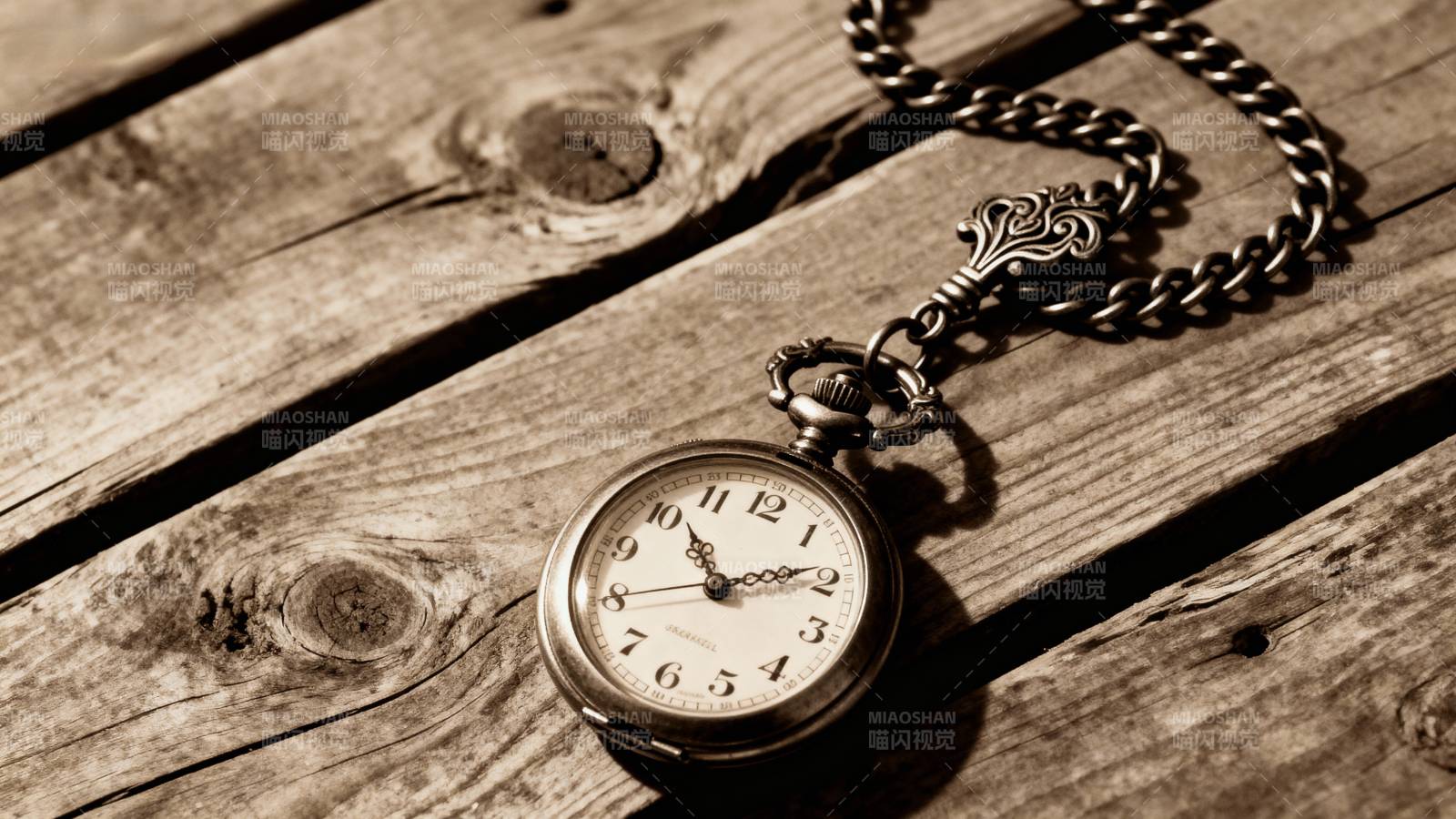 古董怀表静置木桌图片