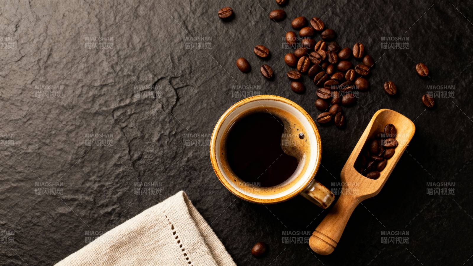 咖啡豆与杯中的香醇图片