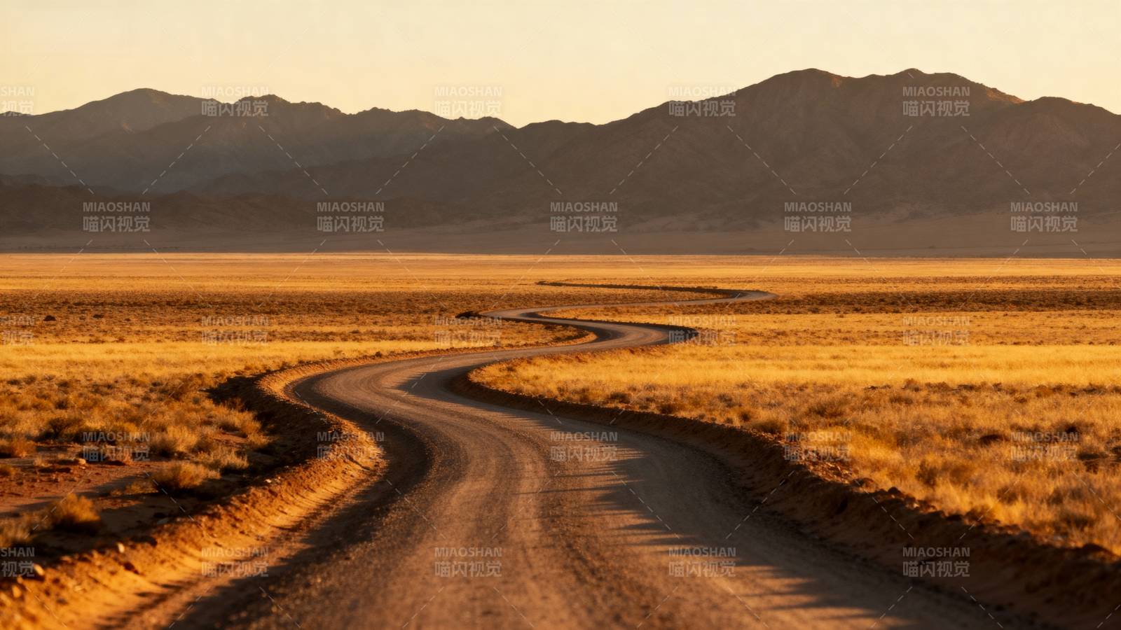 荒漠公路蜿蜒前行图片