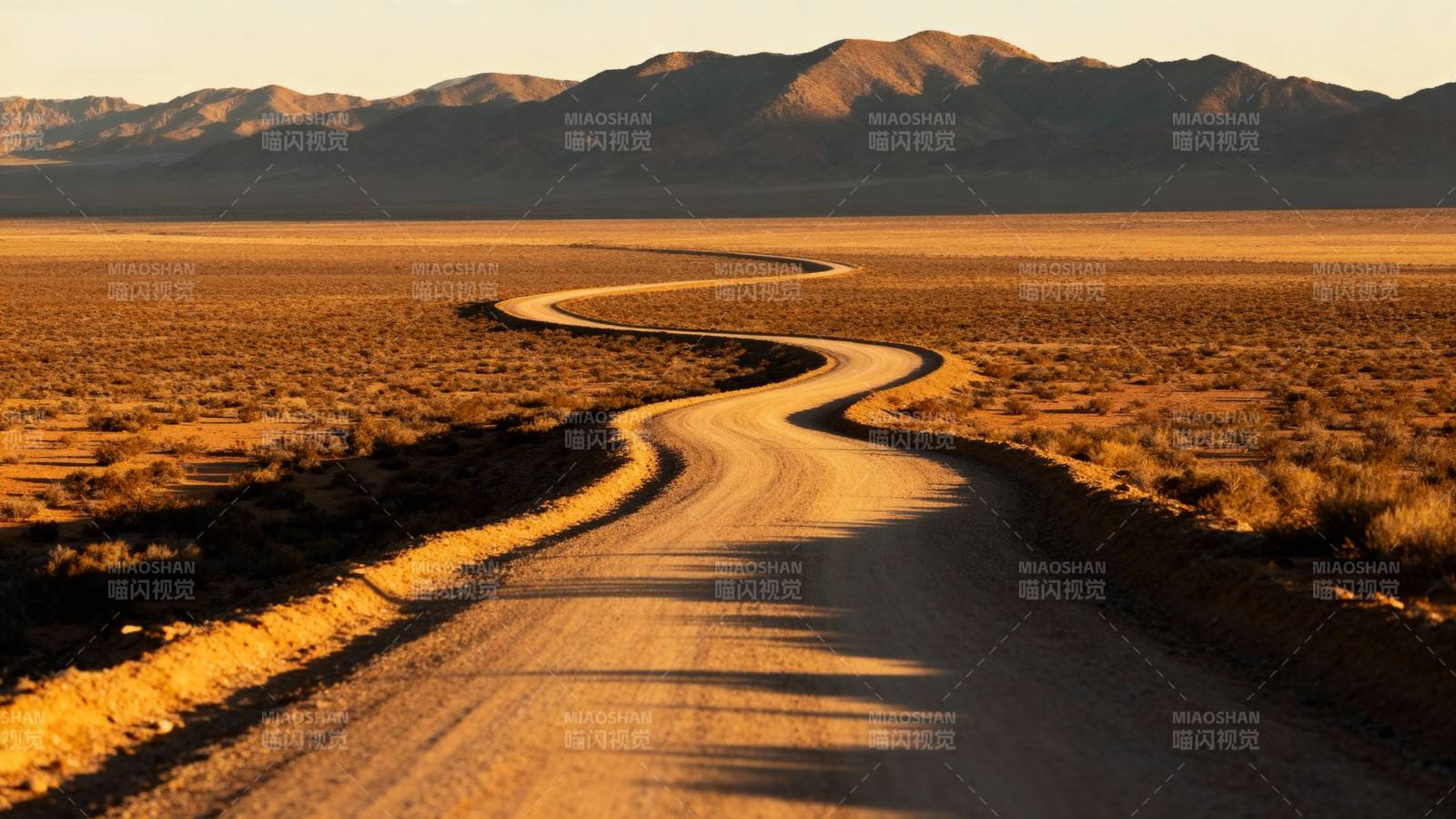 沙漠公路蜿蜒前行图片