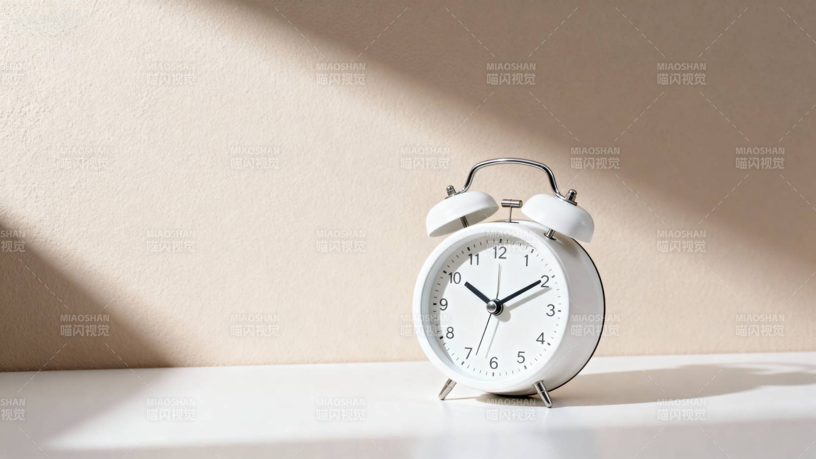 简约闹钟静置时光图片