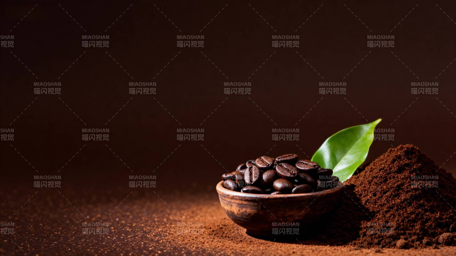 咖啡豆与绿叶静谧相伴图片