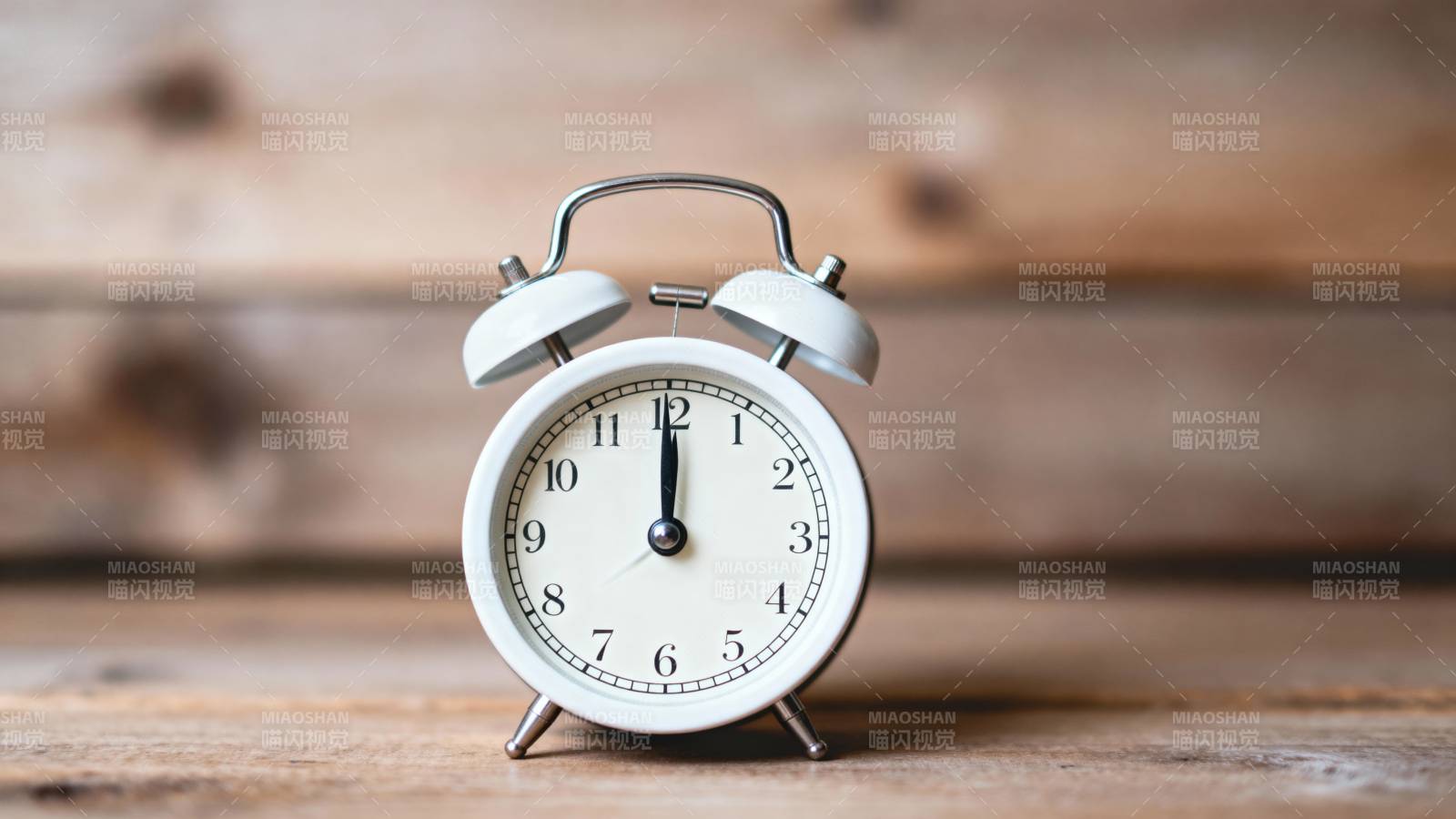 复古闹钟静置木桌图片