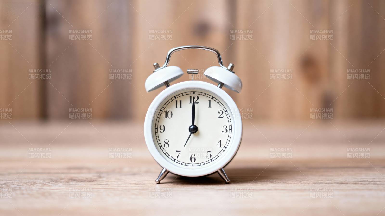 复古闹钟静置木桌图片