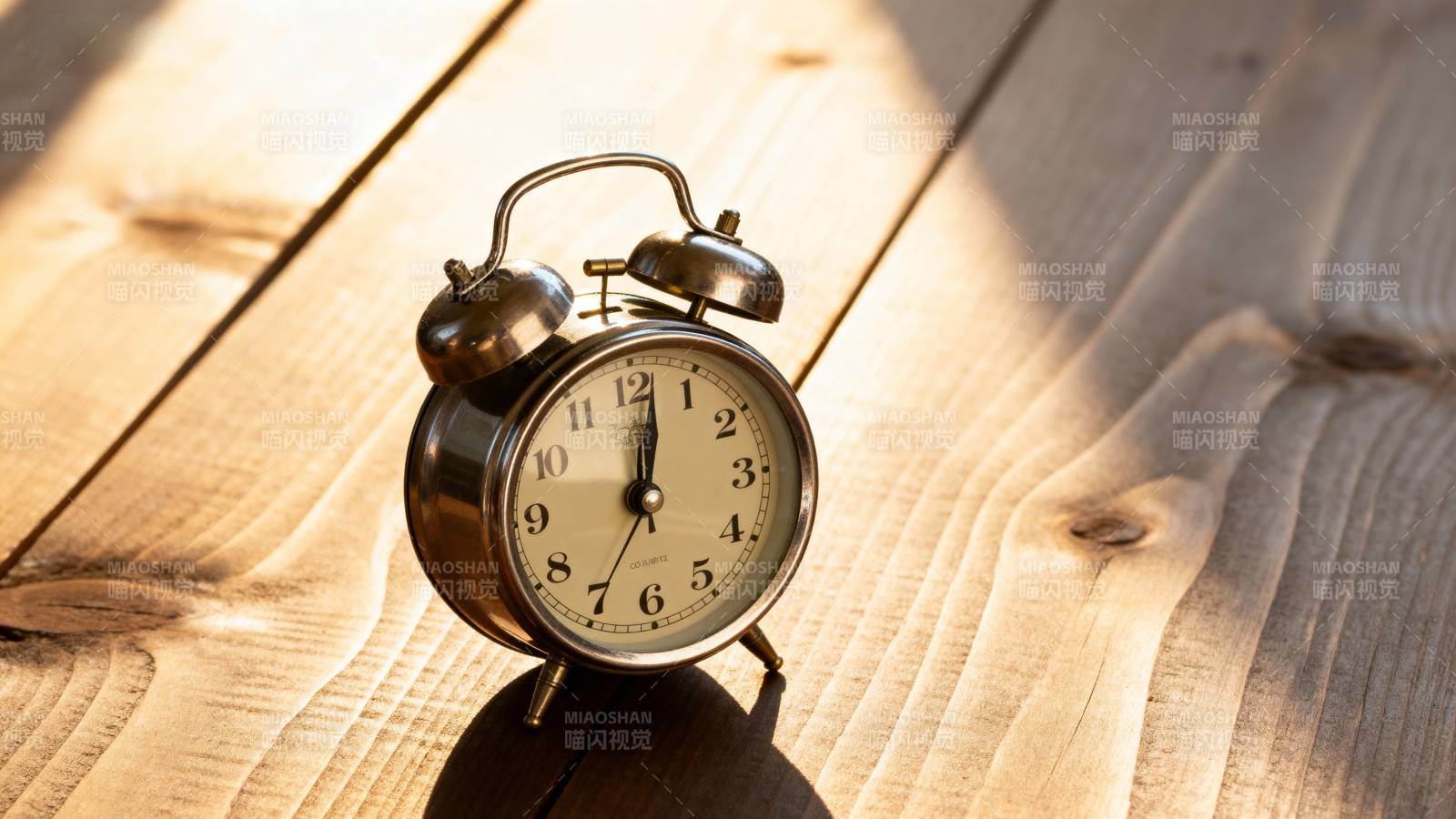 复古闹钟静置于木桌图片