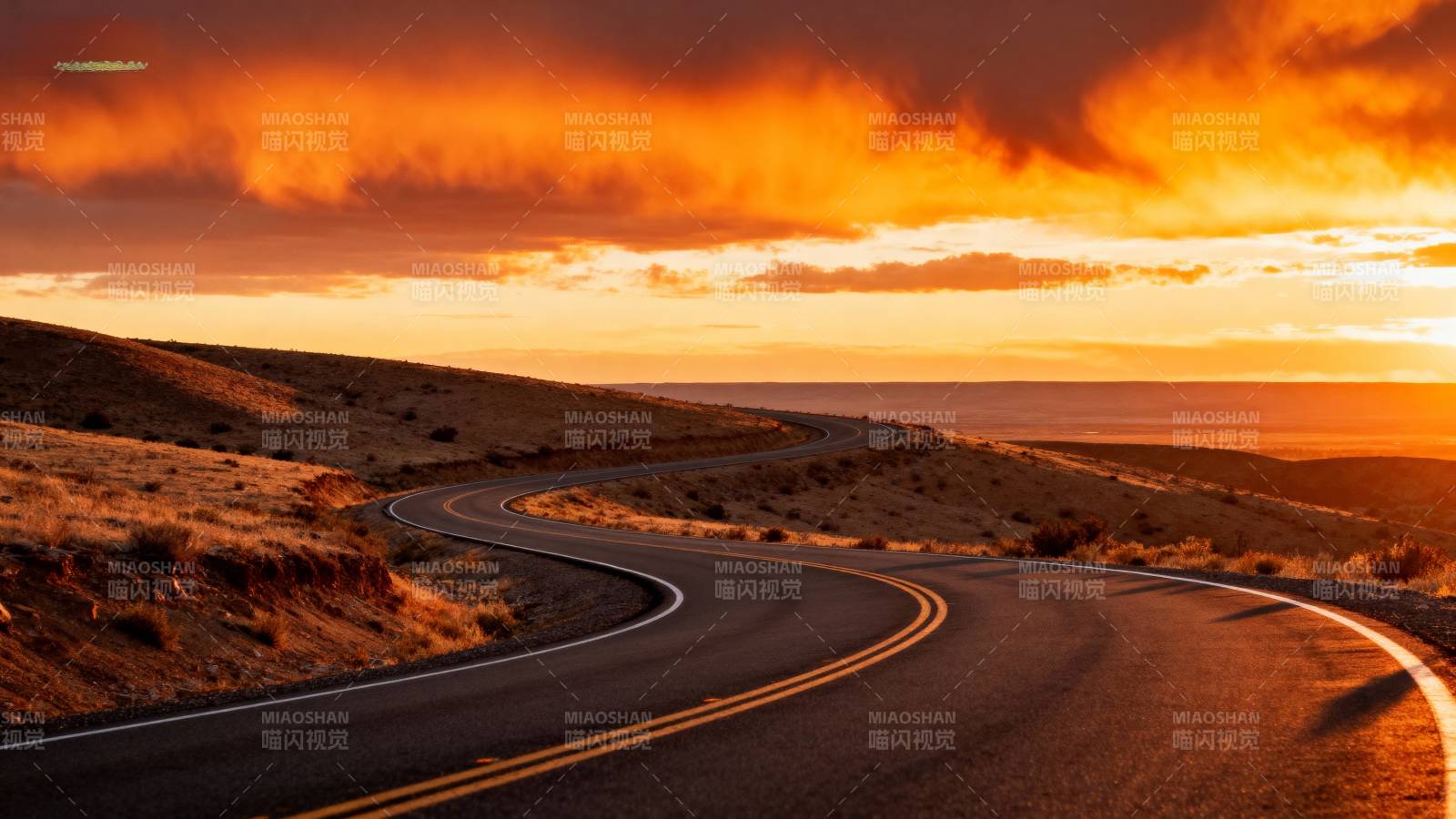 夕阳下的蜿蜒公路图片