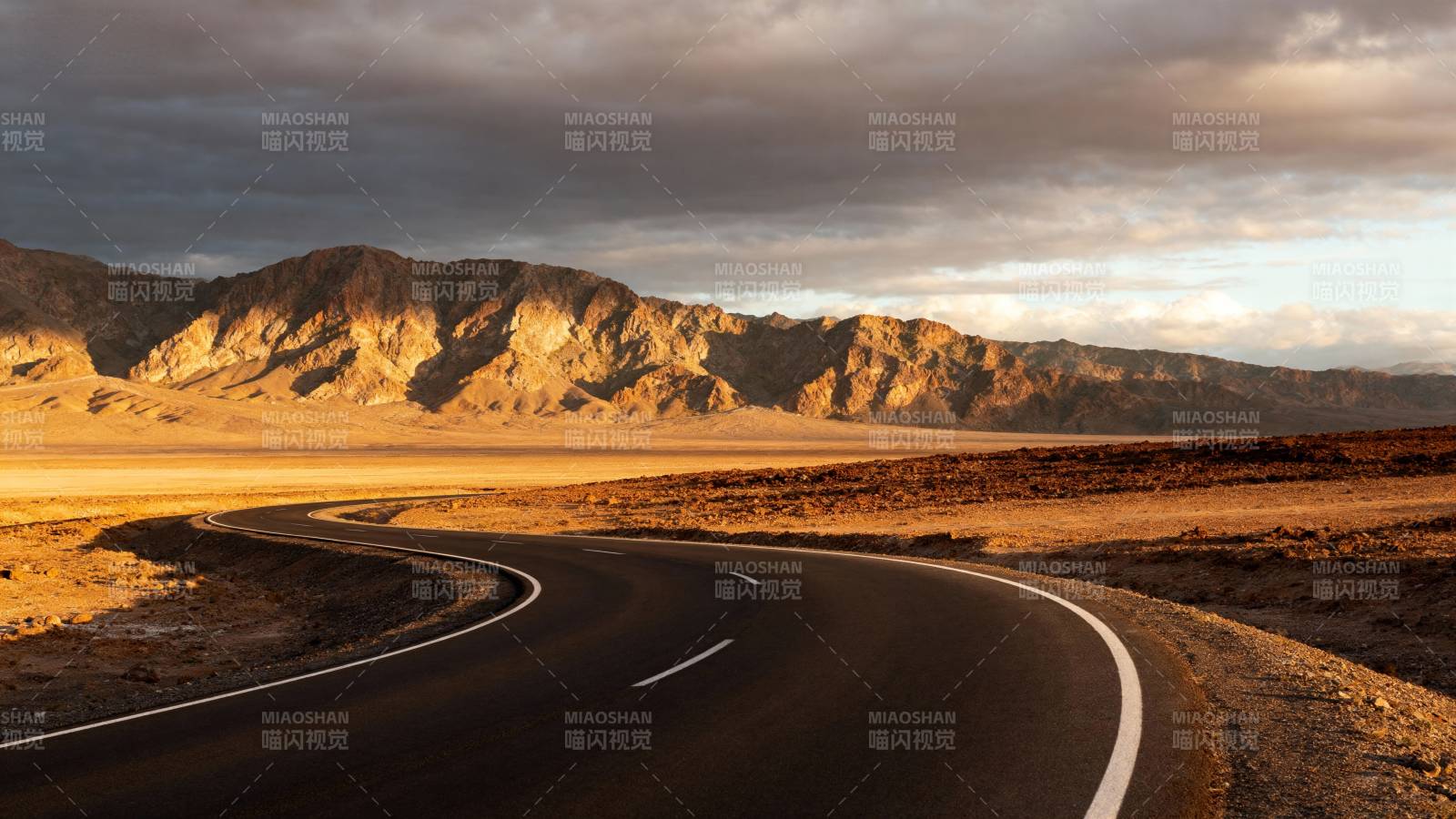 荒漠公路蜿蜒前行图片