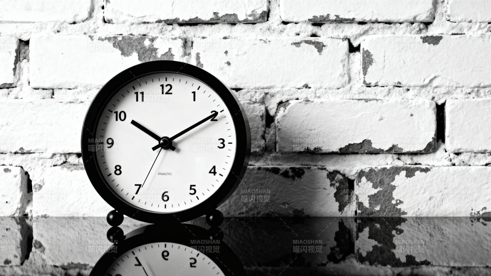 时钟与砖墙的静谧图片