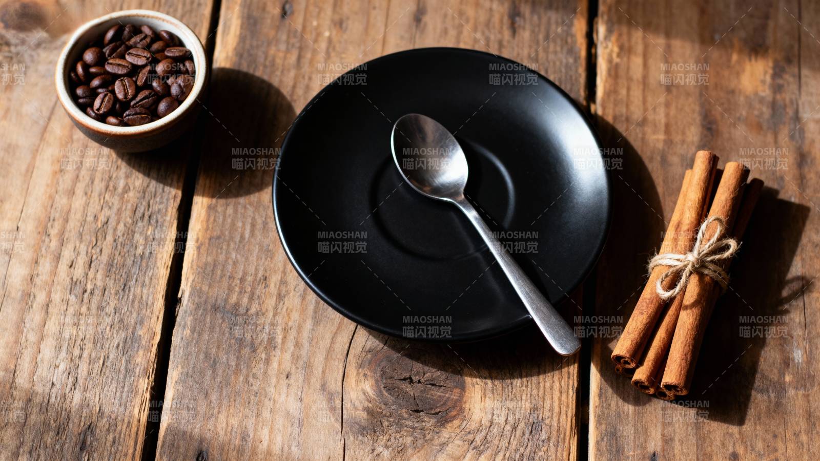 咖啡豆与肉桂的静物图片