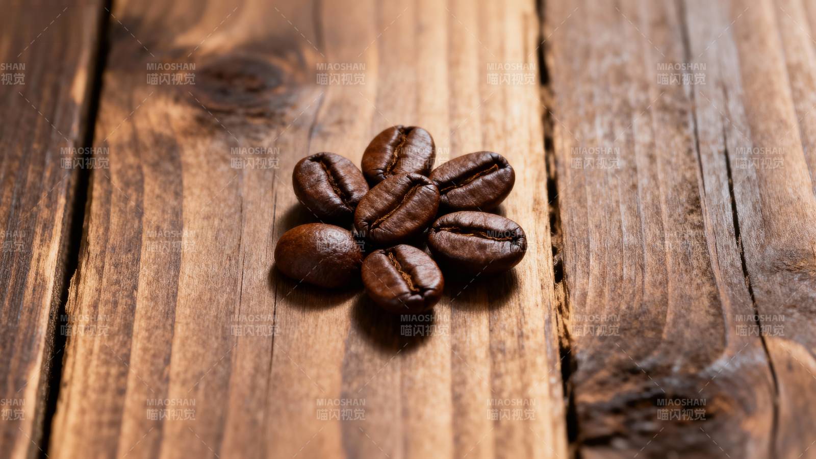 咖啡豆静置于木桌图片
