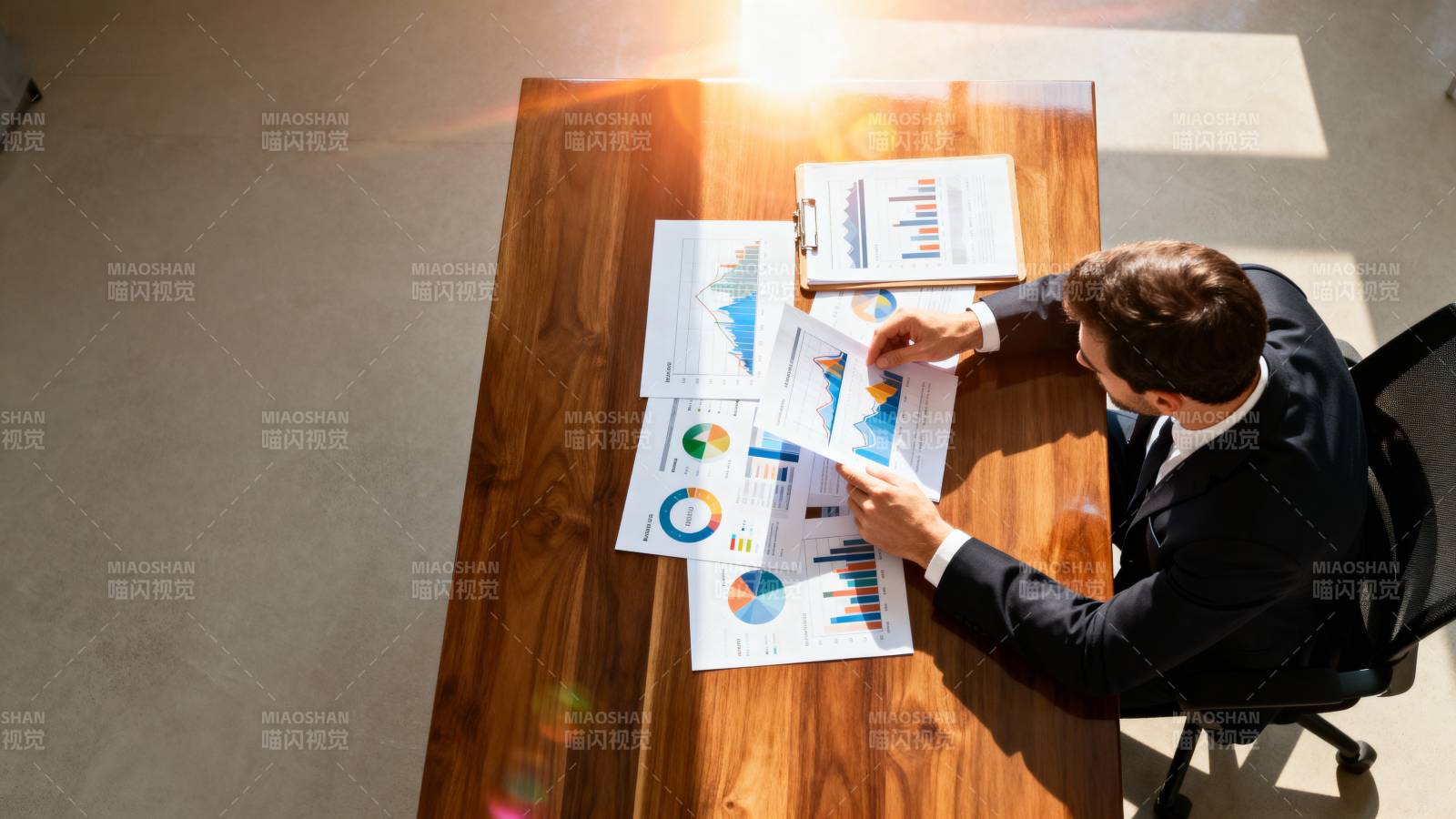 商务人士分析报表图片
