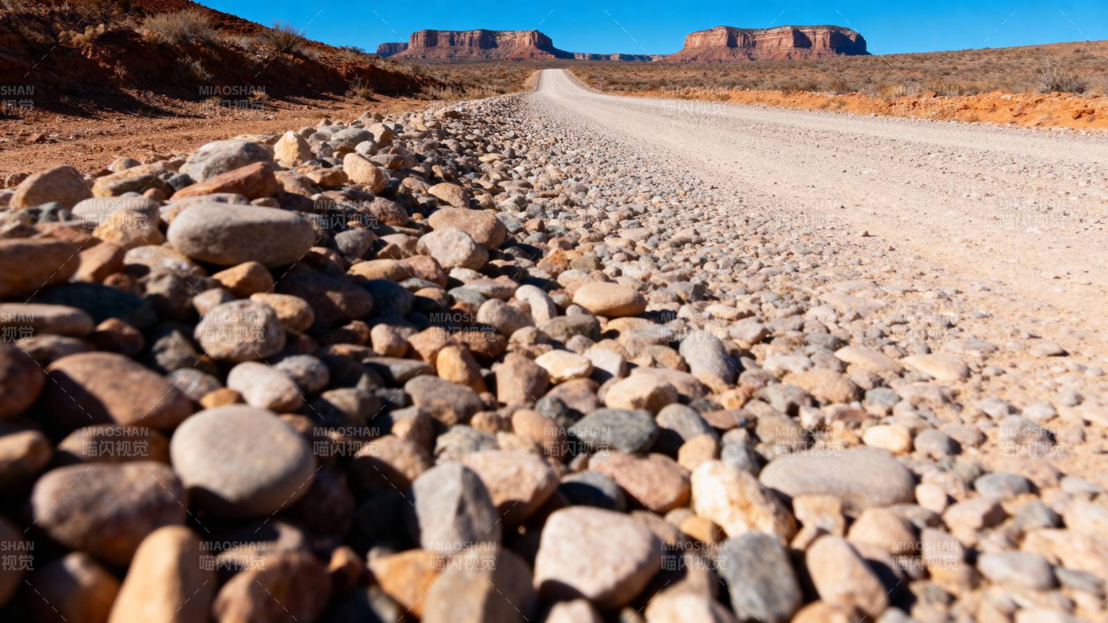 荒漠石径远山图片