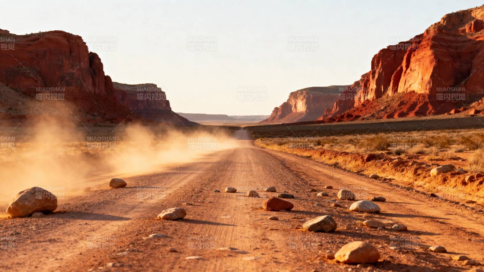 荒漠公路尘起图片