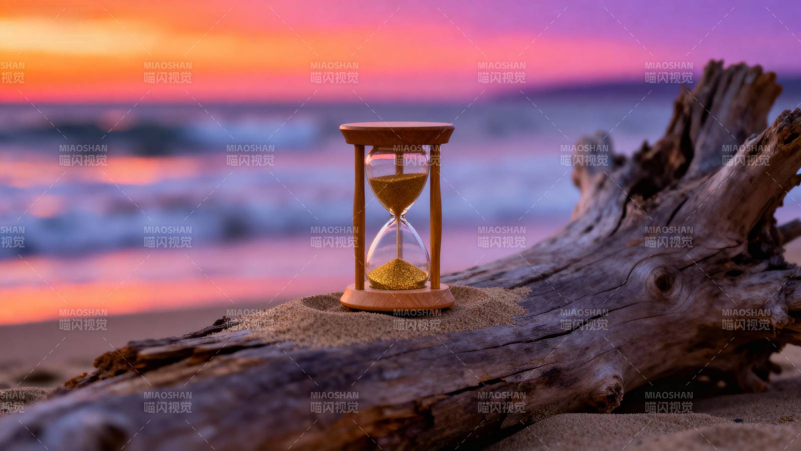 沙漏静置海边日落图片