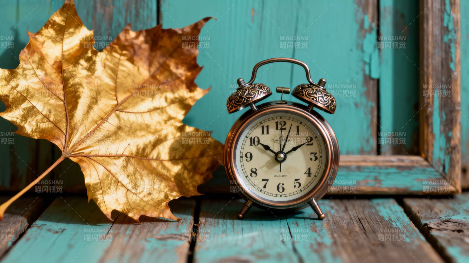 秋叶与复古闹钟图片