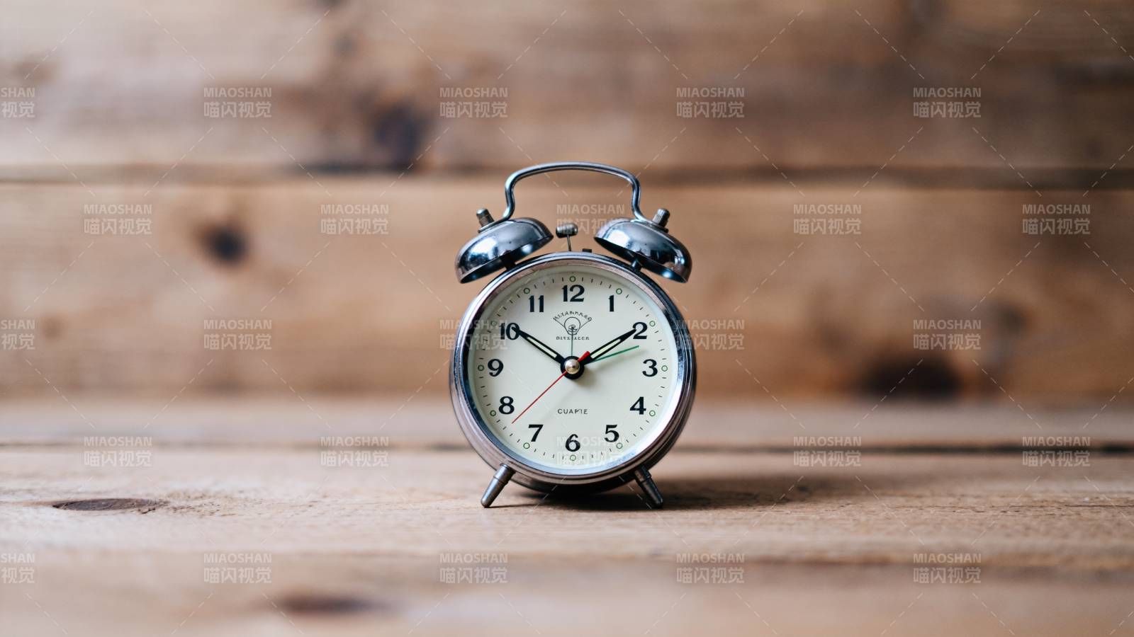复古闹钟静置木桌图片