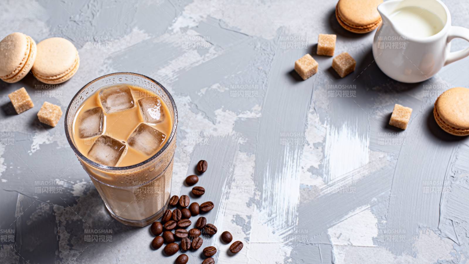 冰咖啡与马卡龙图片