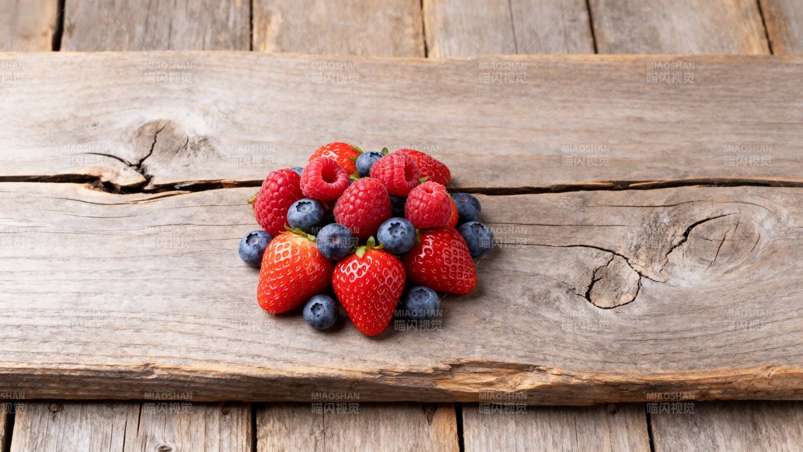 草莓蓝莓木板上图片