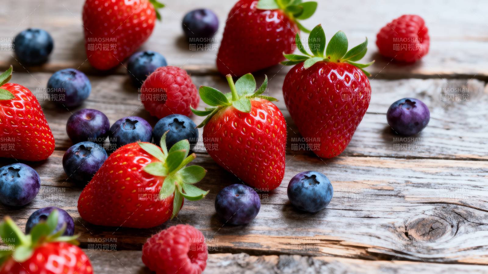 新鲜草莓蓝莓拼盘图片