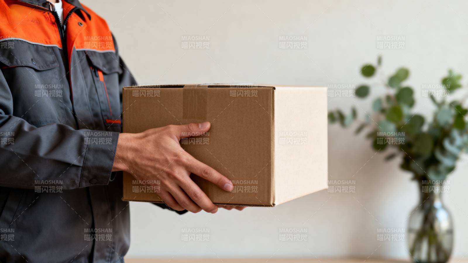 快递员递送包裹图片