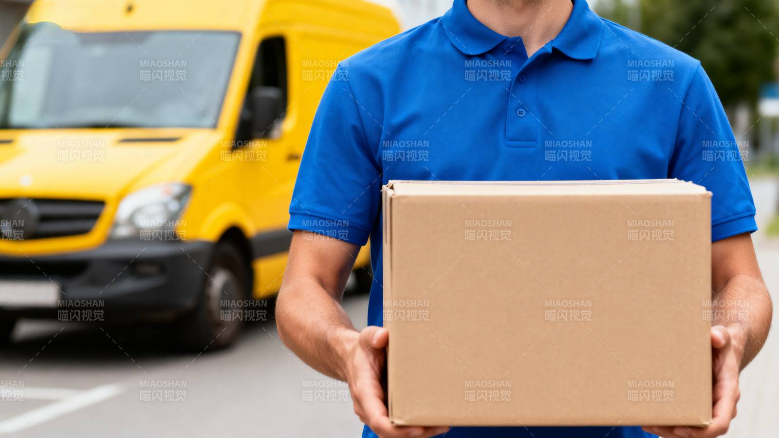 快递员递送包裹图片