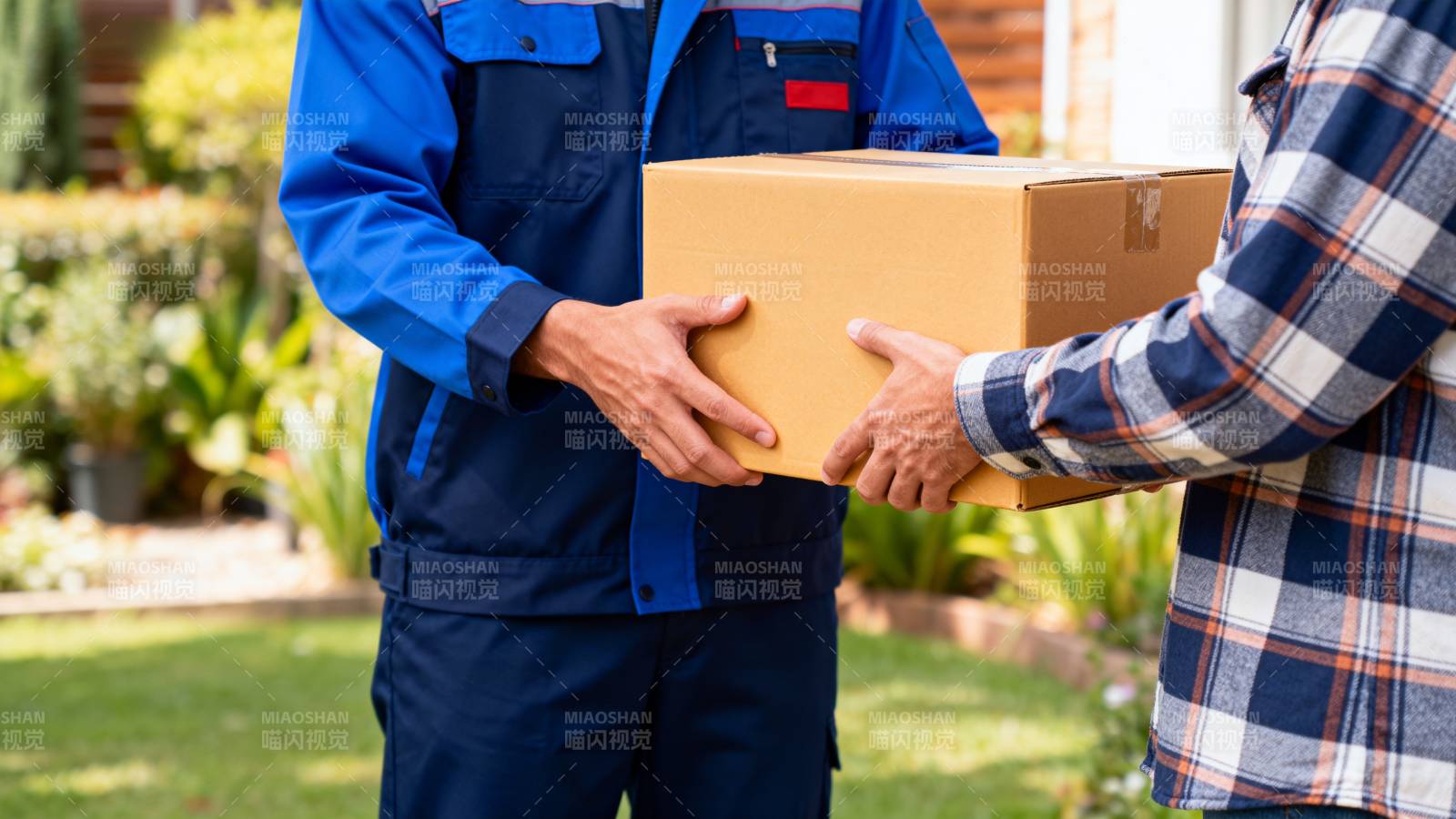 快递员递送包裹图片