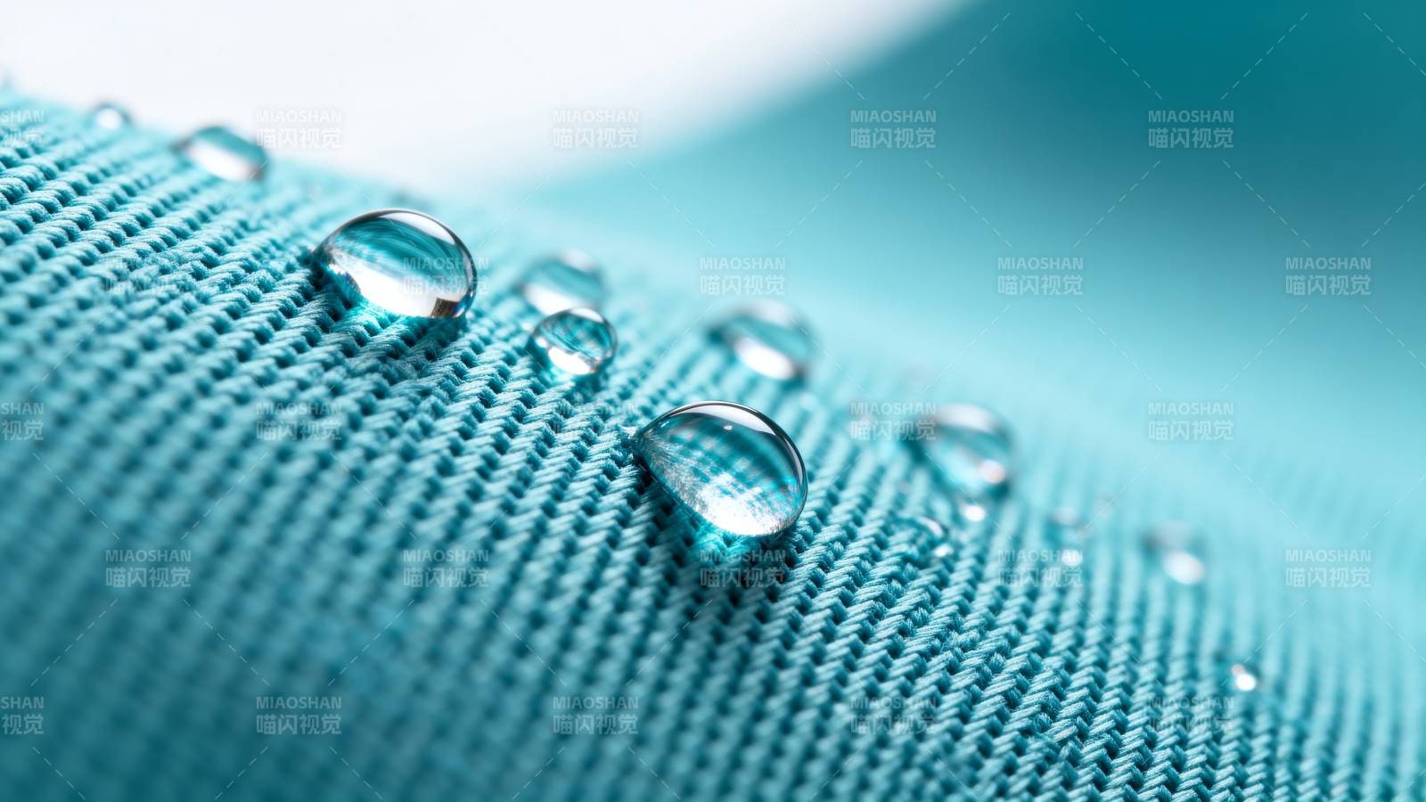 水珠点缀蓝布面图片