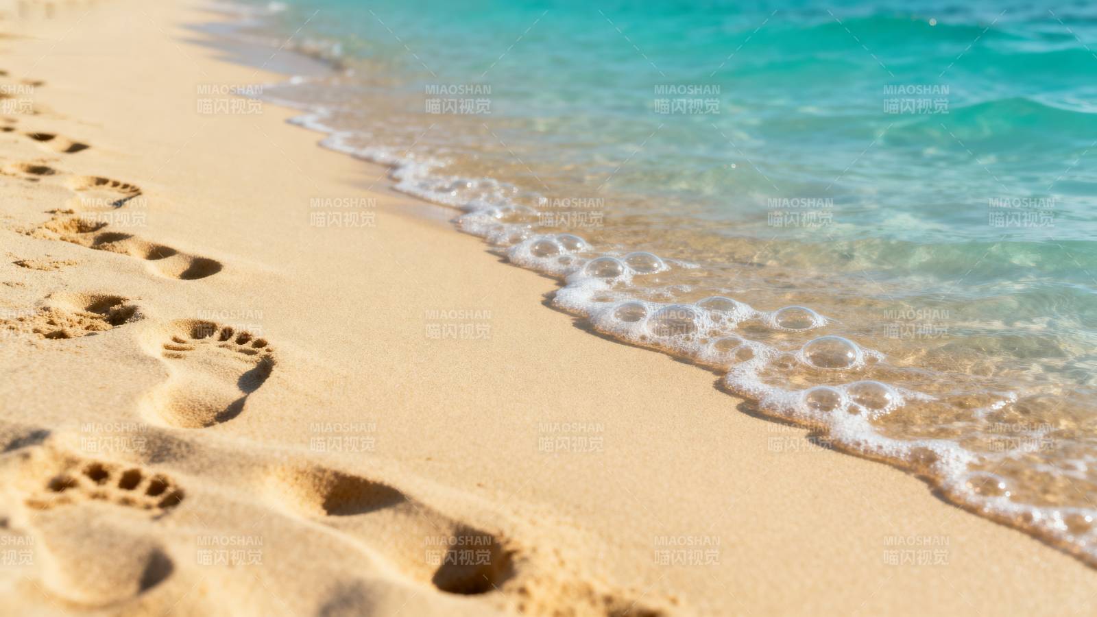 沙滩足迹与海浪图片
