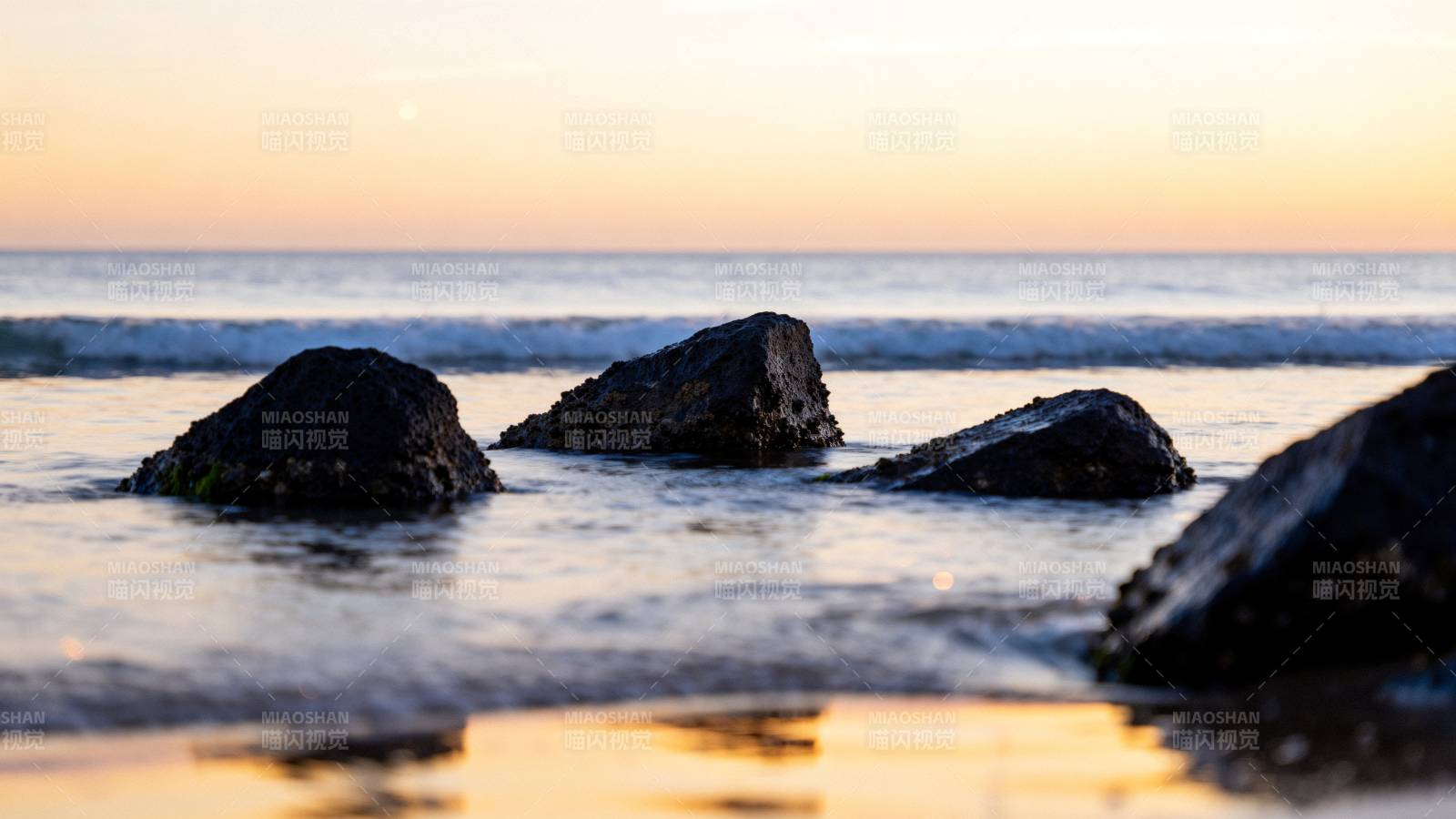日落海岩静谧景图片