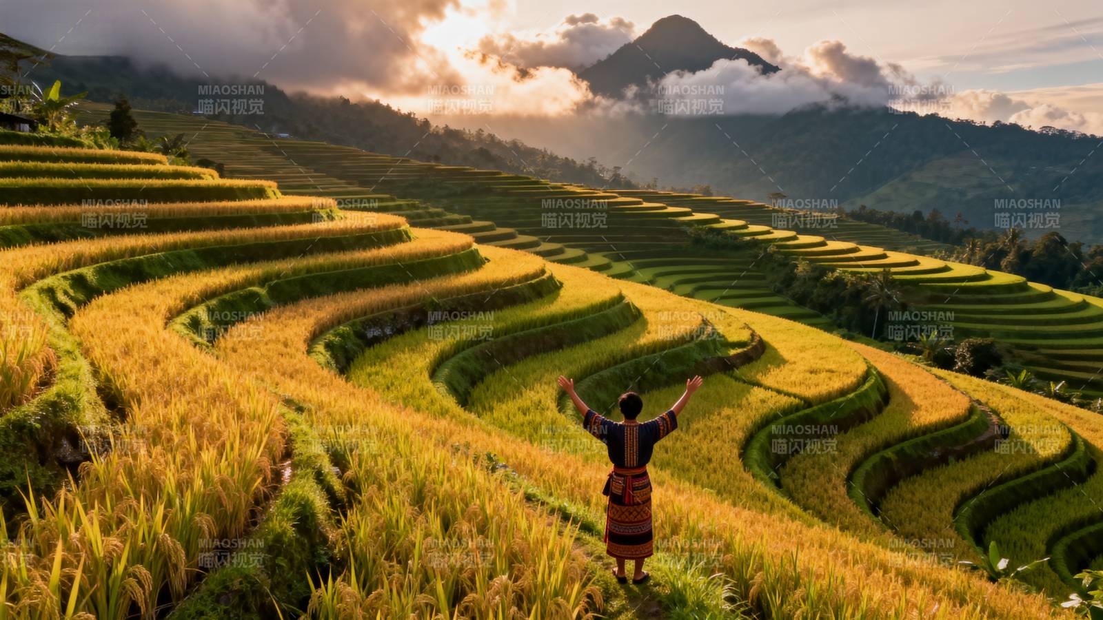 梯田晨曦 人影欢歌图片