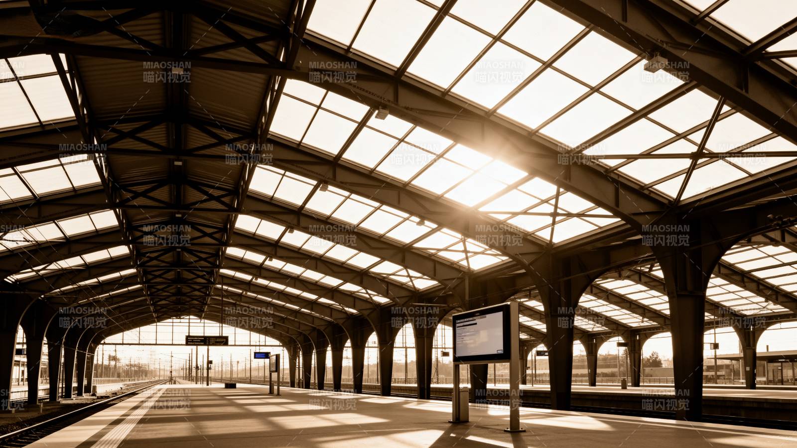阳光下的车站长廊图片