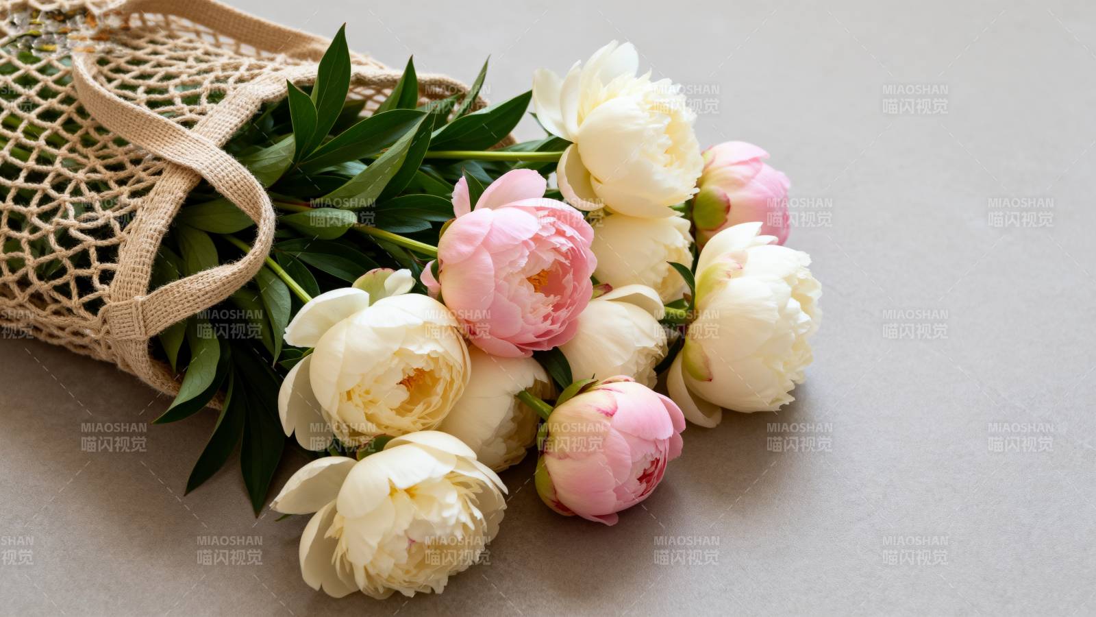 花束与编织袋图片