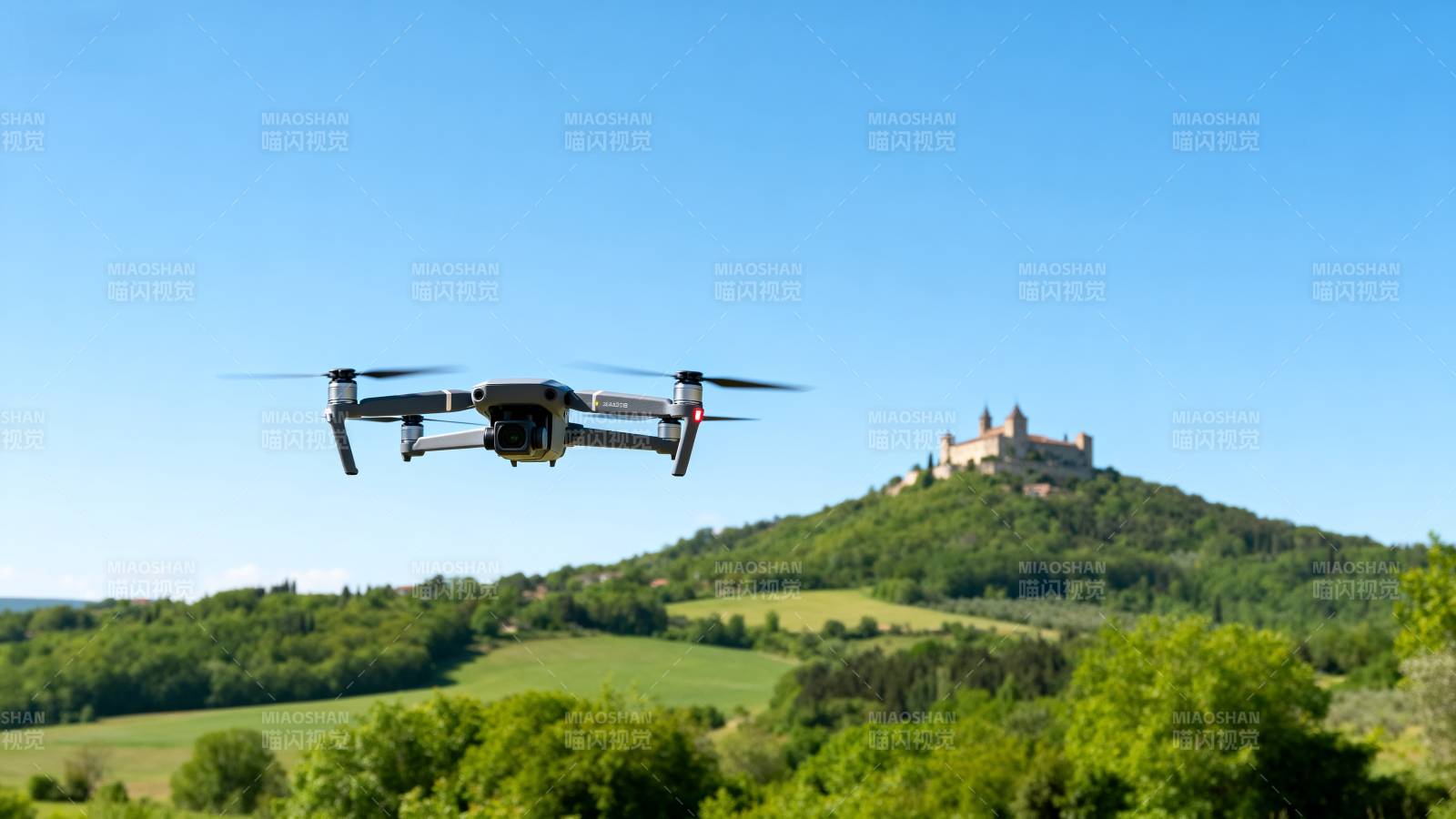 无人机飞越城堡山图片