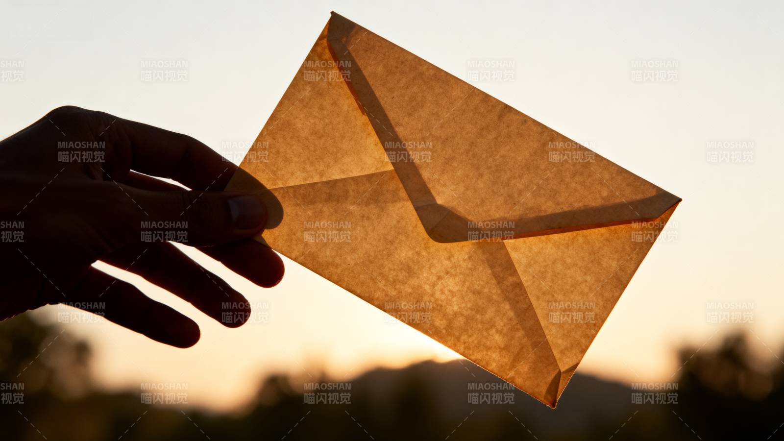 夕阳下的信封图片