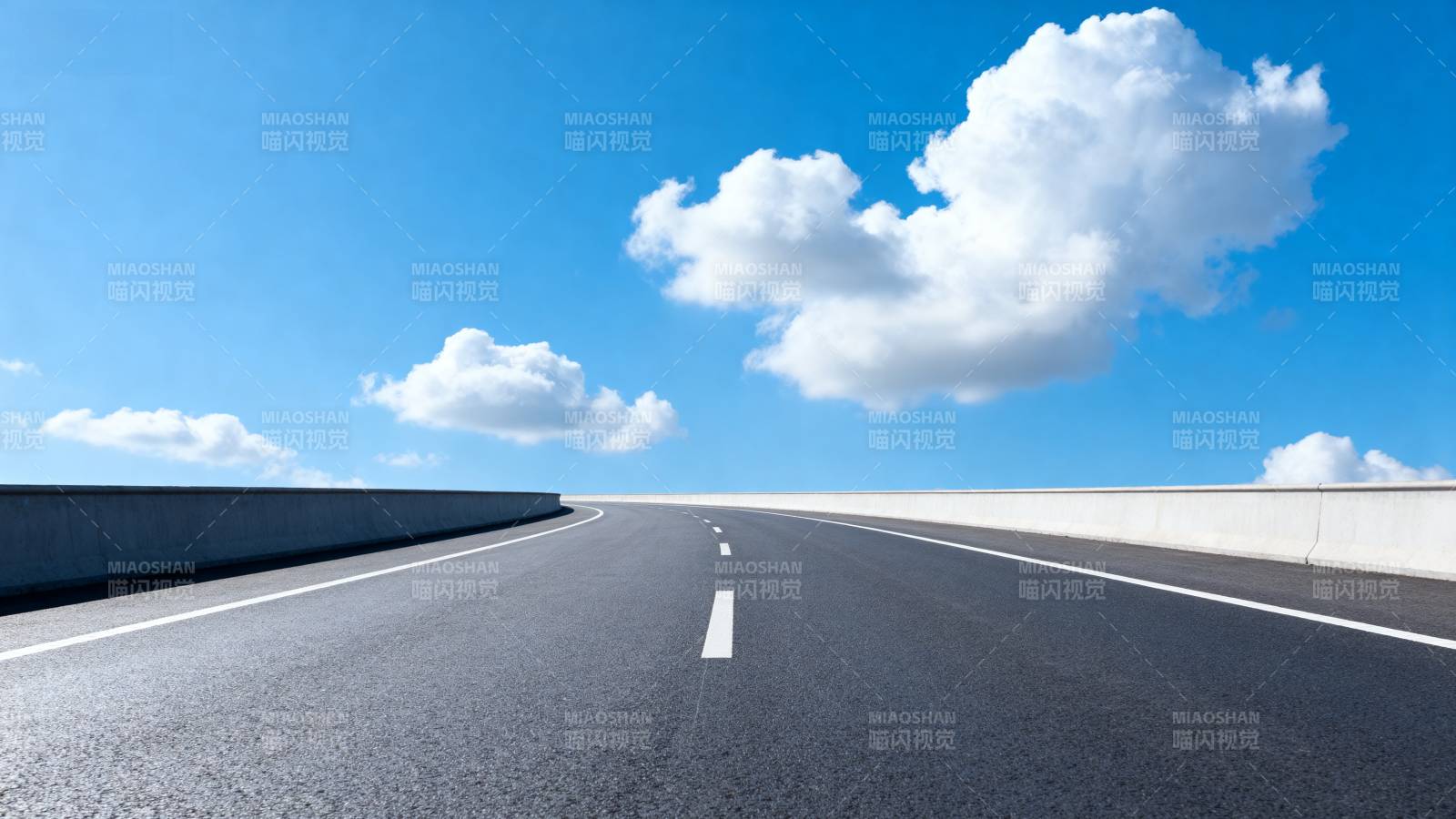 晴空下的公路图片