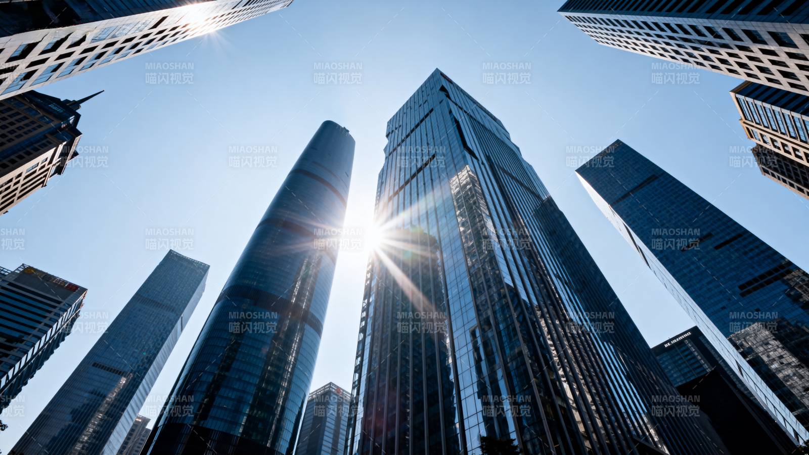 城市高楼林立 阳光闪耀图片