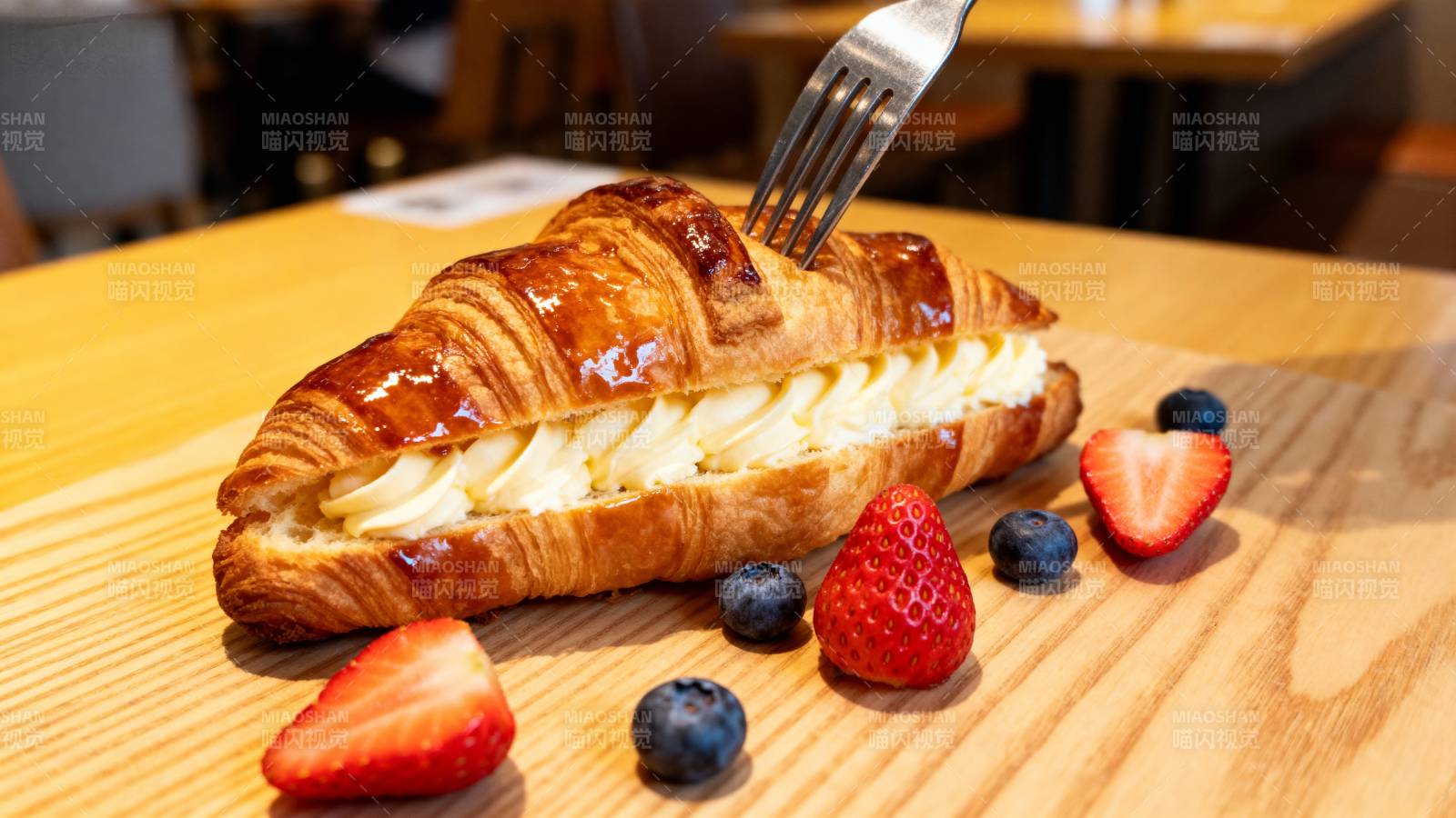 奶油羊角面包配水果图片