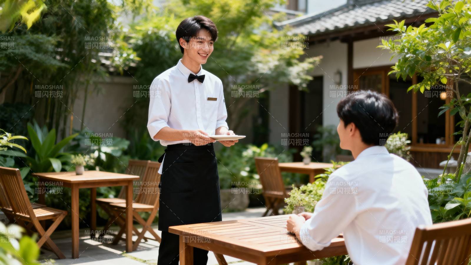 庭院侍者送餐图片